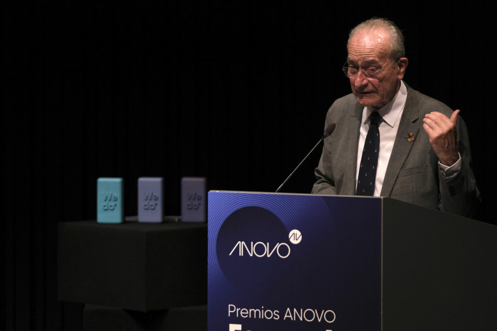 Francisco de la Torre Prados hablando en la gala de entrega de los Premios ANOVO 2024 a la Circularidad