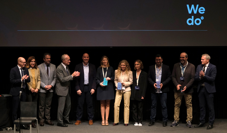 Foto de los ganadores y personalidades que acudieron a la gala de entrega de la 1ª Edición de los Premios ANOVO a la Economía Circular
