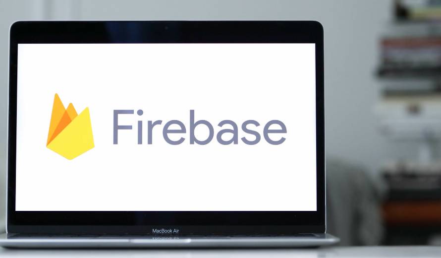 Con Google Firestore, los datos se mantienen sincronizados, lo que ayuda a crear experiencias dinámicas y precisas.